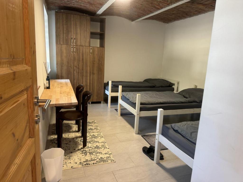 um quarto com 2 camas, uma secretária e uma mesa em Zimmervermietung Ennsdorf 
