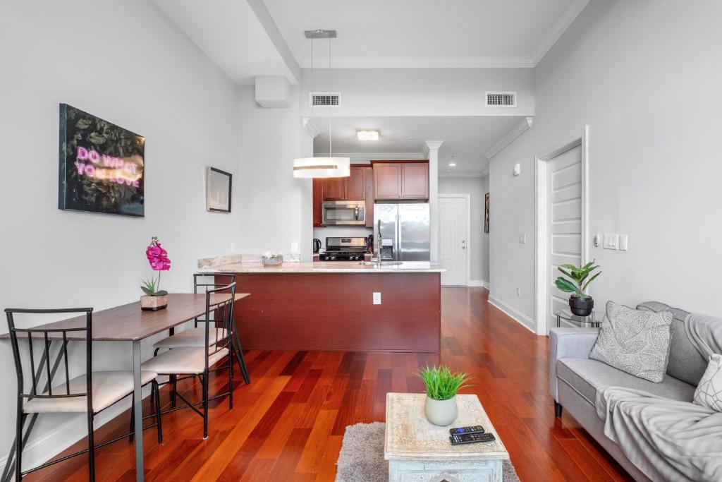 Nhà bếp/bếp nhỏ tại Nice 1BR Luxury Flat - Pool & Gym