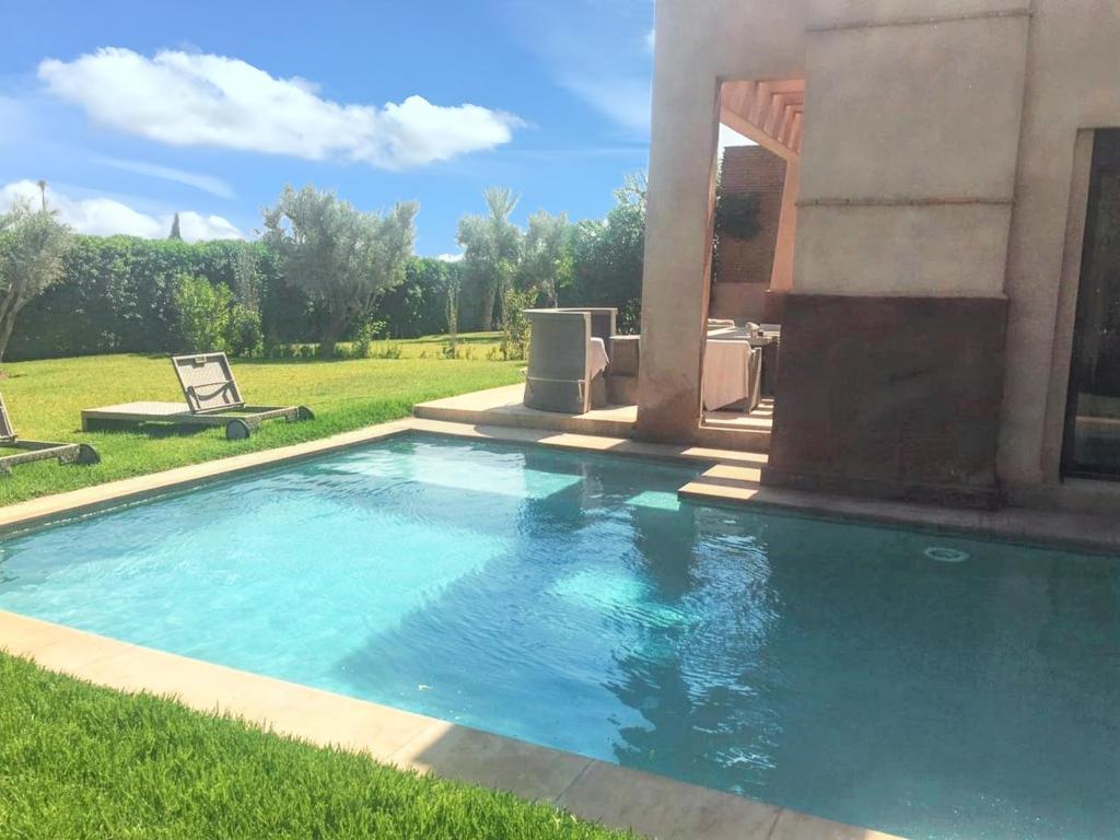 uma piscina no quintal de uma casa em 3 bedrooms villa with private pool and enclosed garden at Marrakech em Douar bel Rhanodour