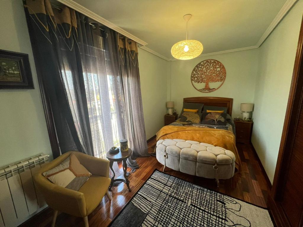 una camera da letto con un letto e una sedia di Casa As Bateas a Sada