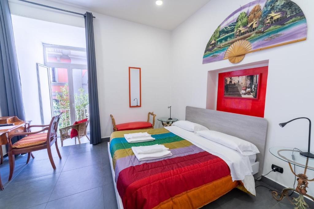 - une chambre avec un lit, une table et des chaises dans l'établissement Arka Apartments, à Naples