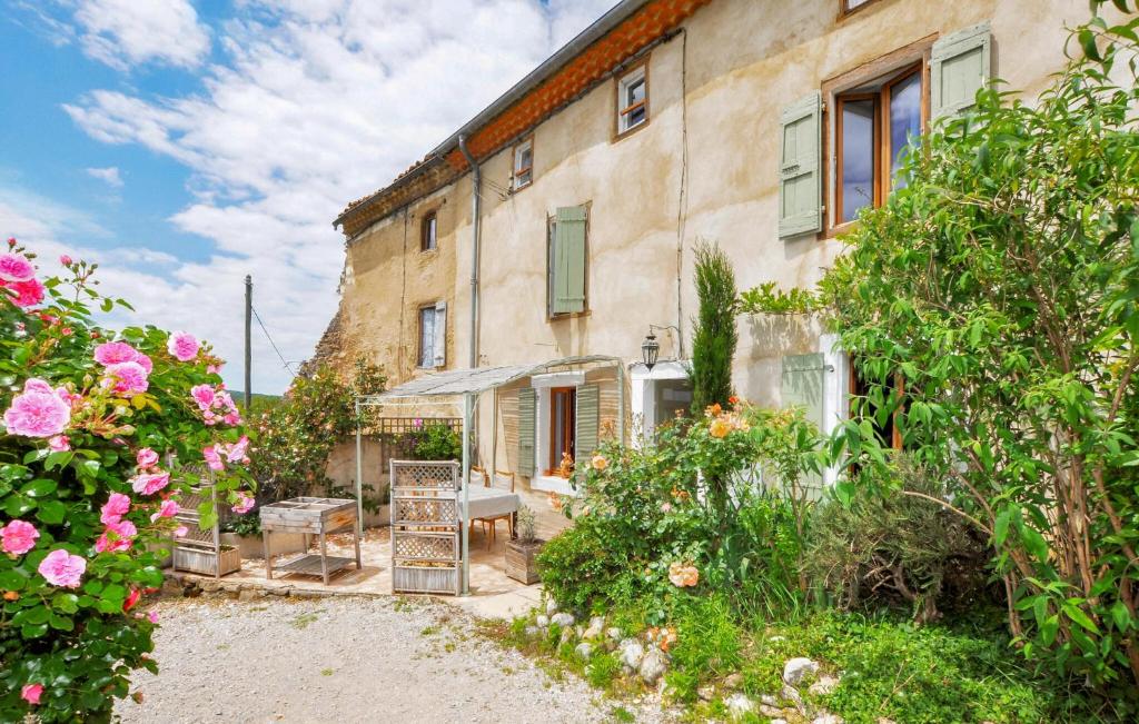 une maison ancienne avec un jardin en face dans l'établissement Awesome Home In Dun With Wifi, à Dun