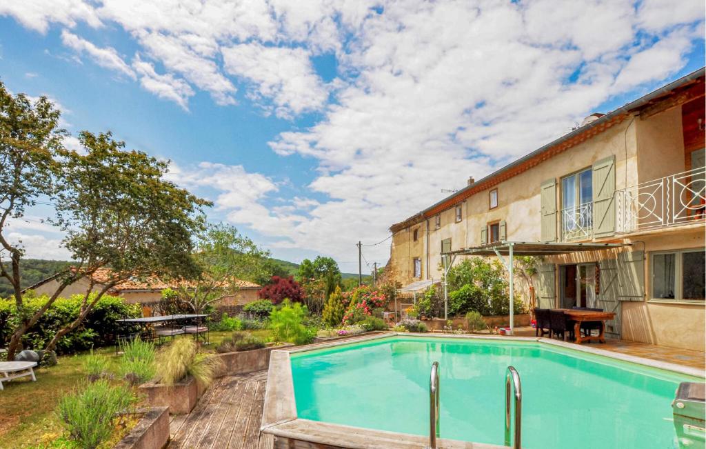 - une piscine dans une cour à côté d'un bâtiment dans l'établissement Cozy Home In Dun With Wifi, à Dun
