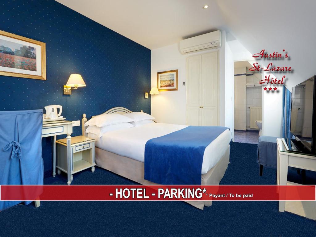 una camera d'albergo con letto e scrivania di Austin's Saint Lazare Hotel a Parigi