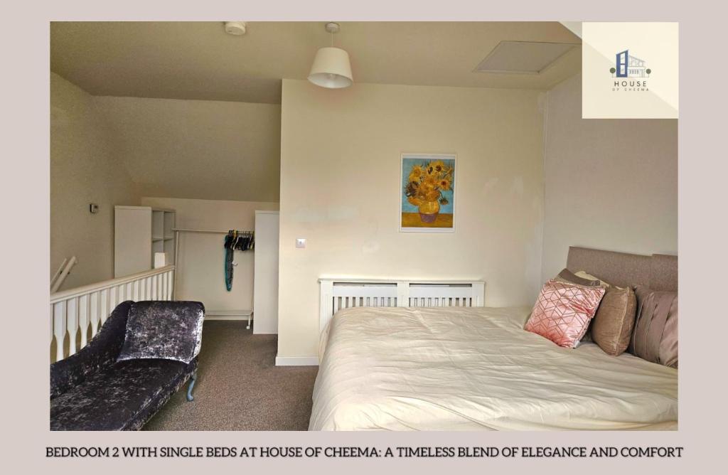 1 dormitorio con 1 cama y 1 sofá en Modern 3BR 3 Bath Group Offers en Seacroft