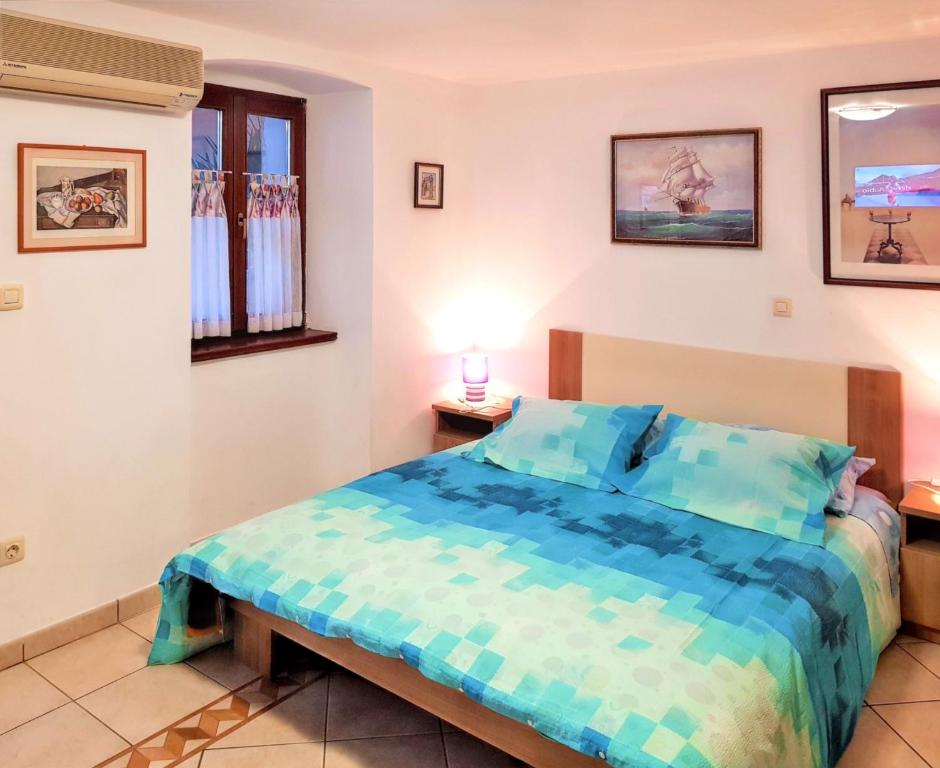Rúm í herbergi á 2 bedrooms apartement at Medulin 900 m away from the beach with sea view enclosed garden and wifi