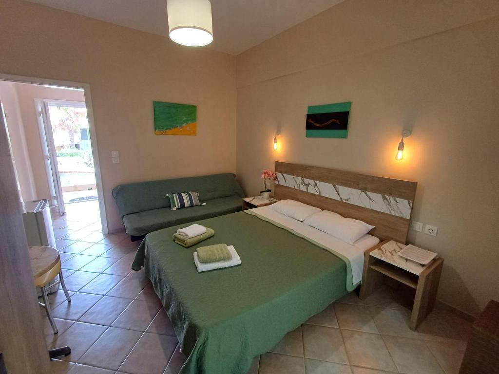 A bed or beds in a room at La MER Rooms Peraia