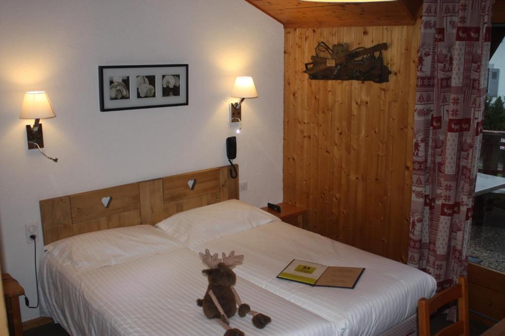 Postel nebo postele na pokoji v ubytování Logis Hotel Gai Soleil