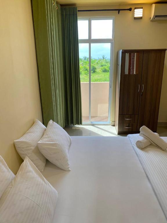 Postel nebo postele na pokoji v ubytování White Sand Inn