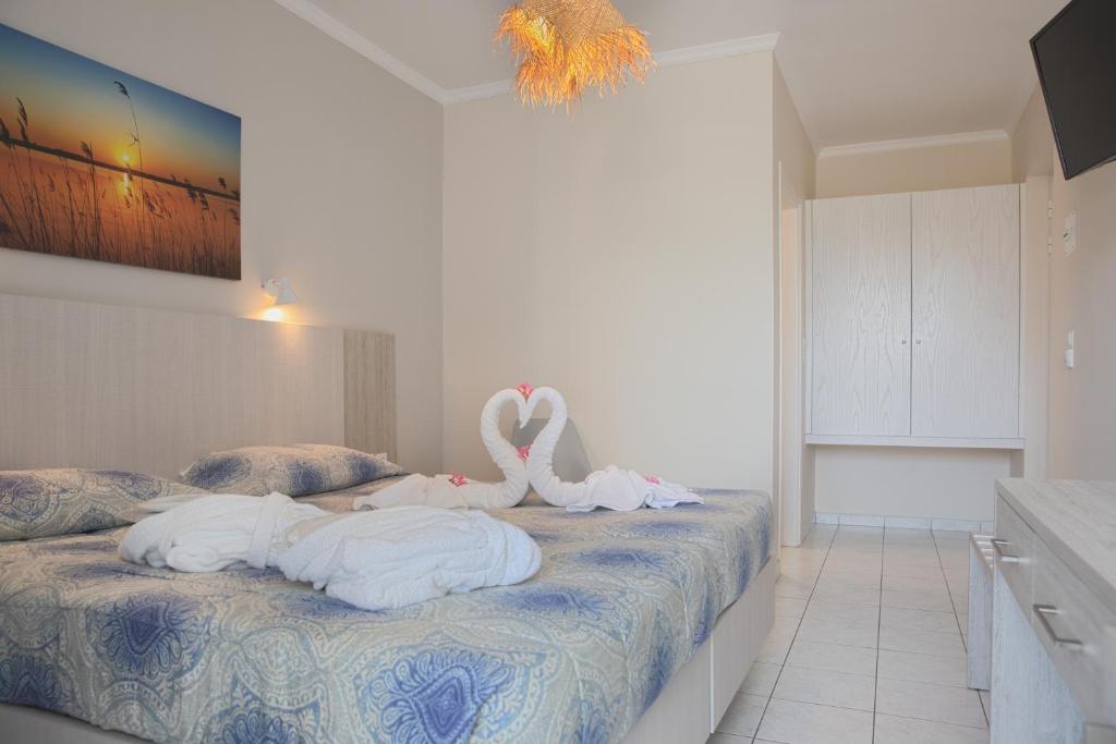Postel nebo postele na pokoji v ubytování Hotel Tigaki's Star