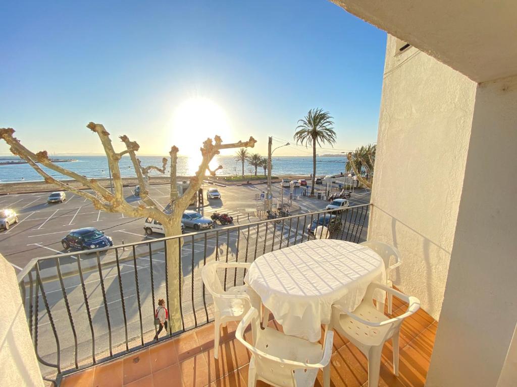 balcón con mesa y sillas y vistas a la playa en Agi Macià Centro, en Roses