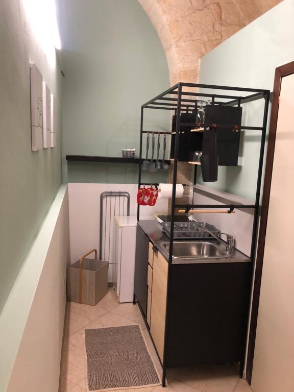 A kitchen or kitchenette at GUENDALINA SWEET HOME - LA CASETTA Di GUENDALINA