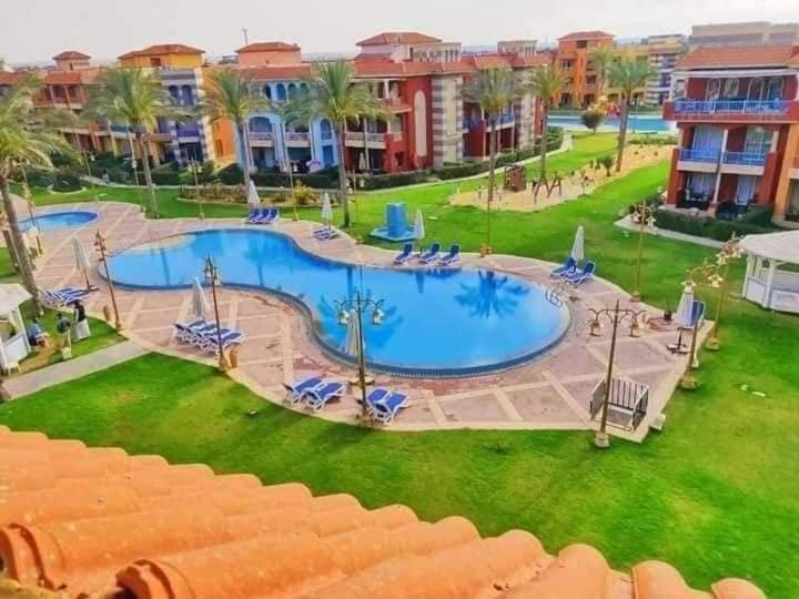 Bazén v ubytování PORTO MATROUH Beach resort families only nebo v jeho okolí