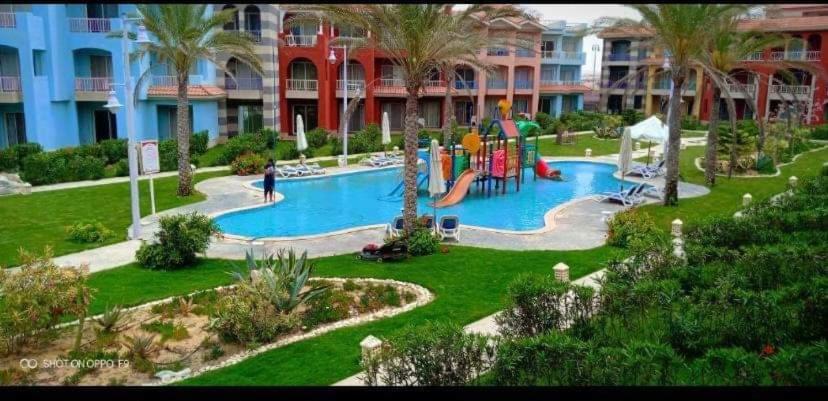 Bazén v ubytování PORTO MATROUH Beach resort families only nebo v jeho okolí