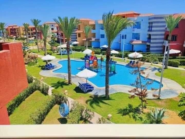 Bazén v ubytování PORTO MATROUH Beach resort families only nebo v jeho okolí