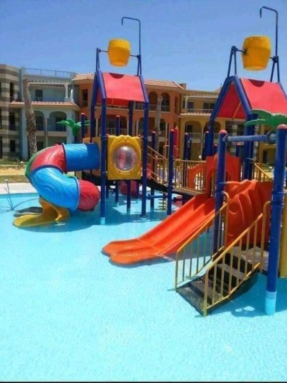 Bazén v ubytování PORTO MATROUH Beach resort families only nebo v jeho okolí