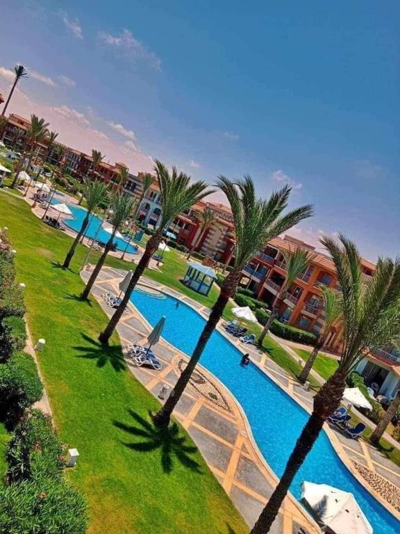 Bazén v ubytování PORTO MATROUH Beach resort families only nebo v jeho okolí