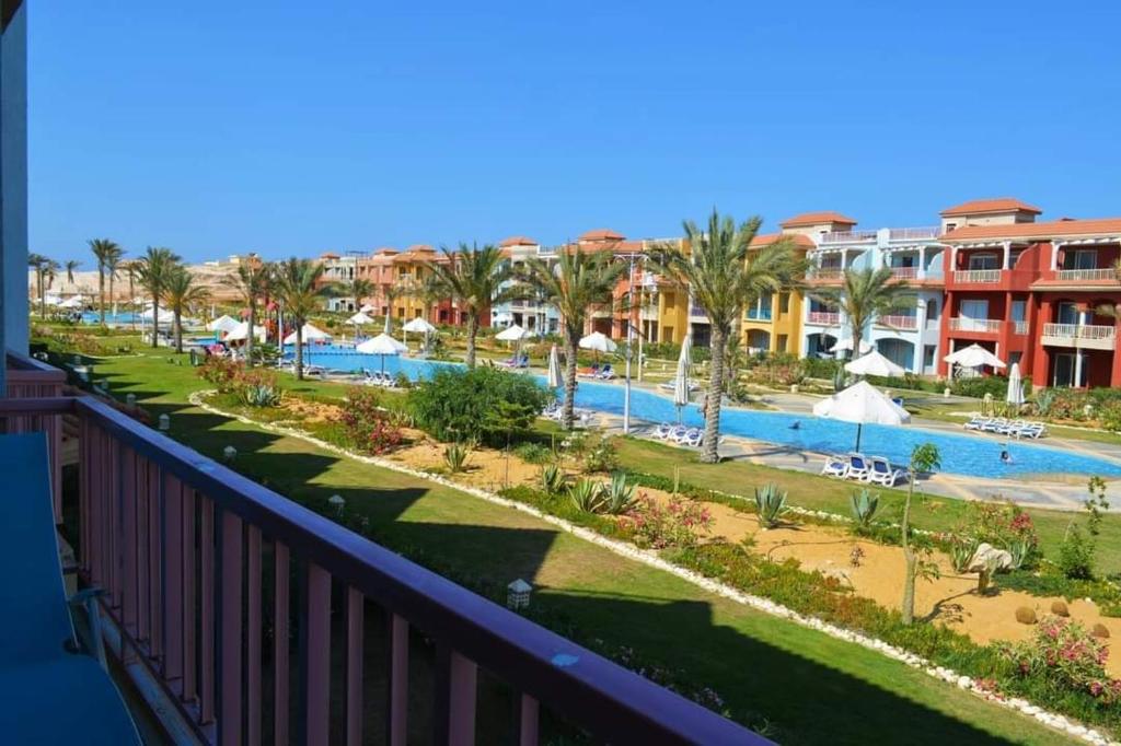 Bazén v ubytování PORTO MATROUH Beach resort families only nebo v jeho okolí