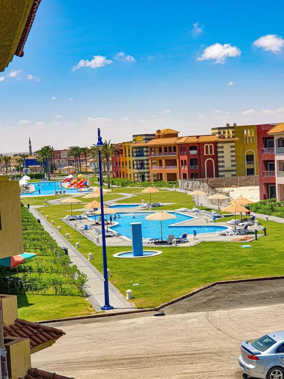 Bazén v ubytování PORTO MATROUH Beach resort families only nebo v jeho okolí