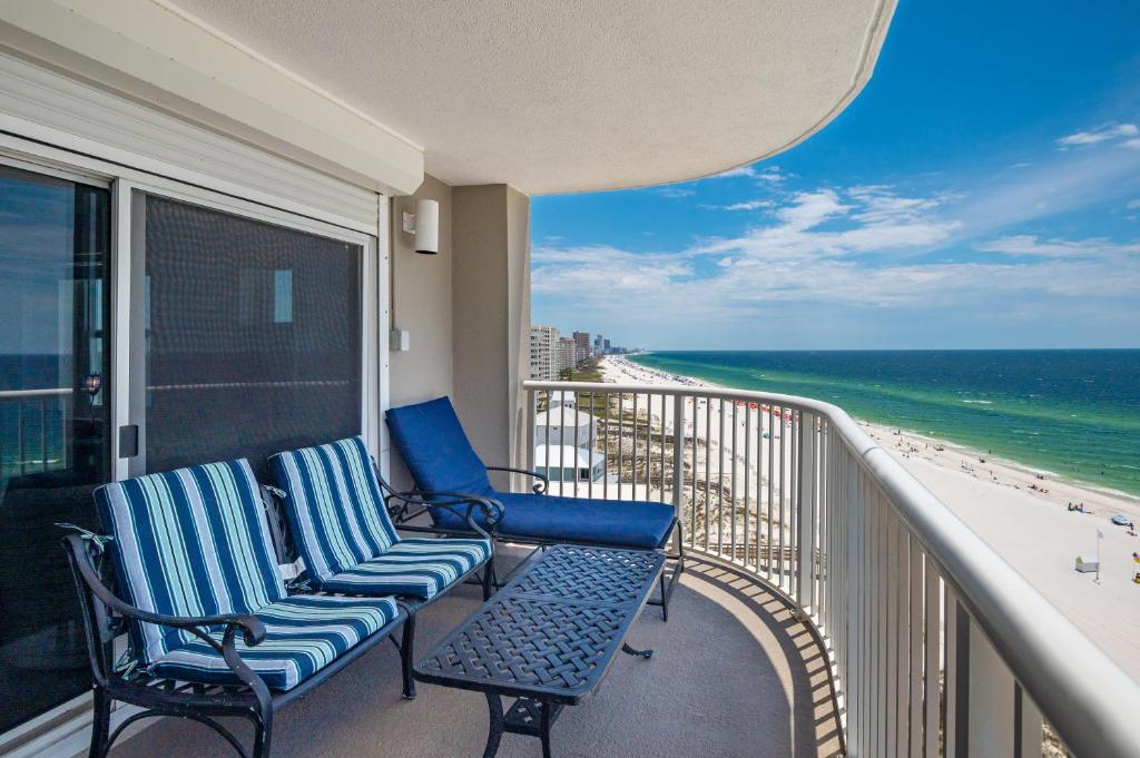 balcón con 2 sillas y vistas a la playa en Tradewinds Unit 1001, en Orange Beach