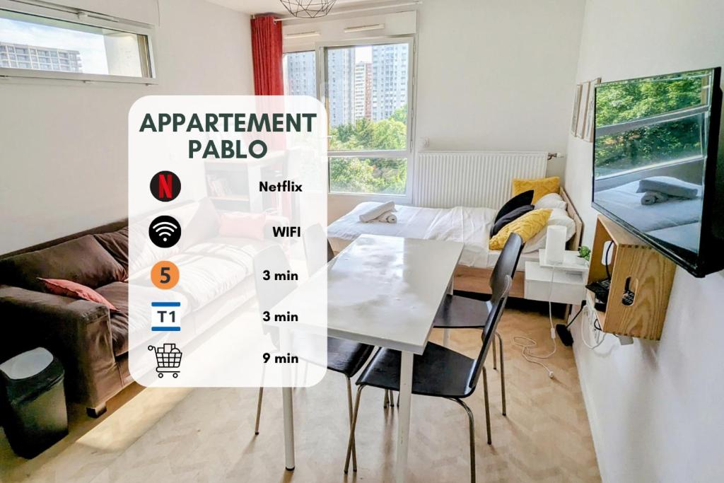 un salon avec une table et une télévision dans l'établissement Studio Pablo - 3 min du métro - Idéal duo & bébé, à Bobigny