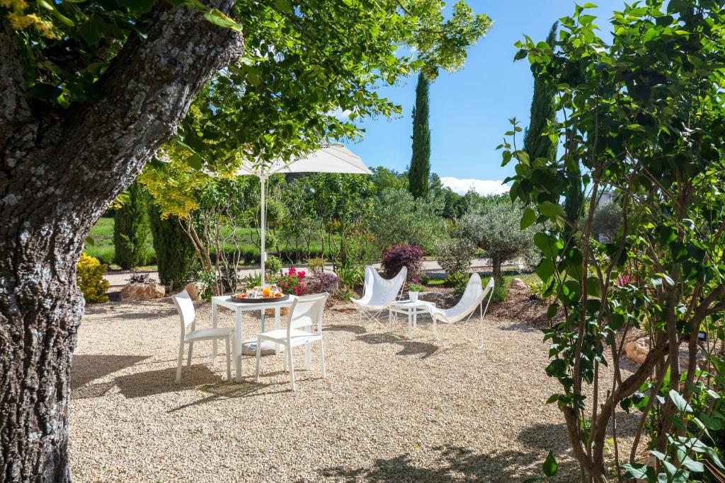 Zahrada ubytování La Bastide de Damien, 5 clefs Demeure d'Exception et Table Remarquable dans le guide Teritoria, JACUZZI Privatif, Cuisine étoilée Dominique Frérard