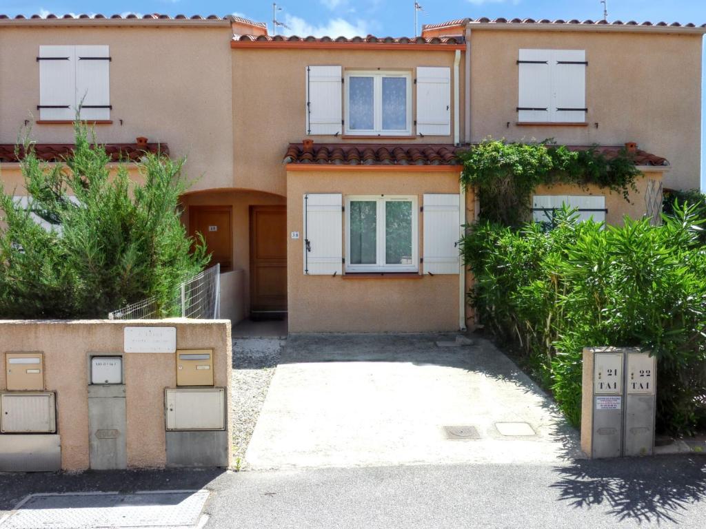 アルジェレス・シュル・メールにあるMaison de 2 chambres a Argeles sur Mer a 600 m de la plage avec terrasseの前に植物の家
