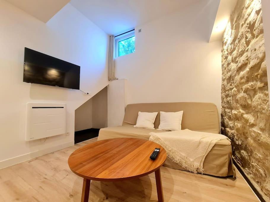 un salon avec une table et un canapé dans l'établissement Spacieux 2 pièces, à Fontenay-aux-Roses