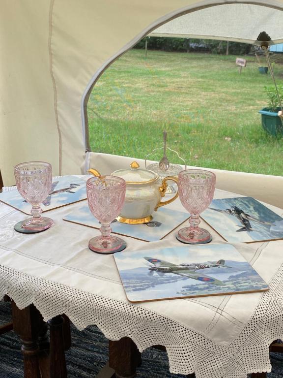 uma mesa com copos e um bule de chá em Amelia Vera em Lincolnshire