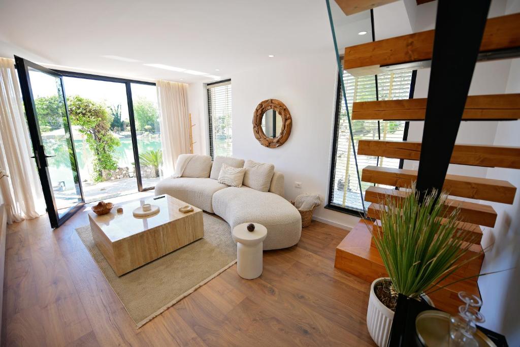 a living room with a couch and a table at Kompleksi Turistik DEA in Shkodër
