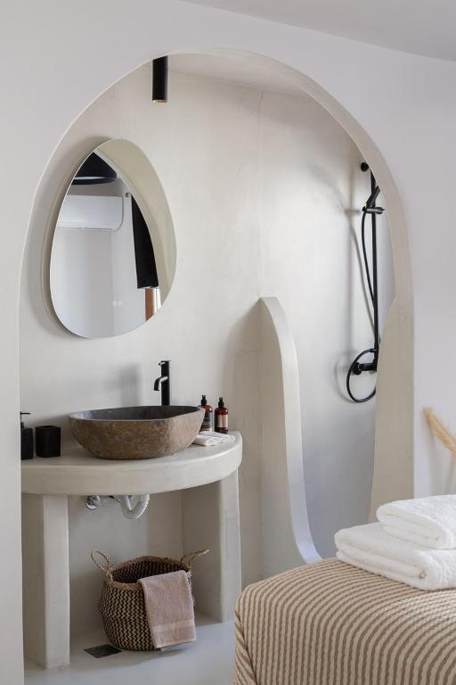 Postel nebo postele na pokoji v ubytování Lotus iΝ & Aroma iN , Mykonos Town