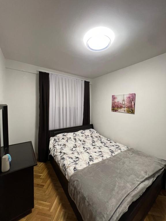 Giường trong phòng chung tại Feti’s cozy apartment near the park city