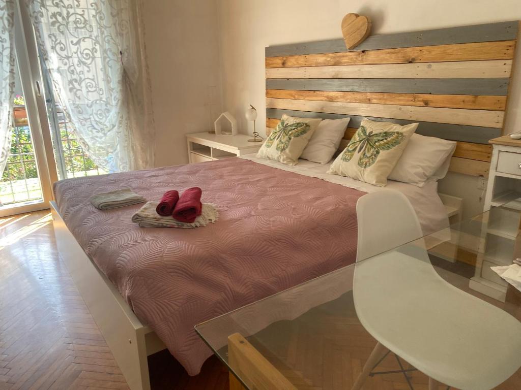 een slaapkamer met een bed met rode schoenen erop bij Residenza delle Farfalle in Padua