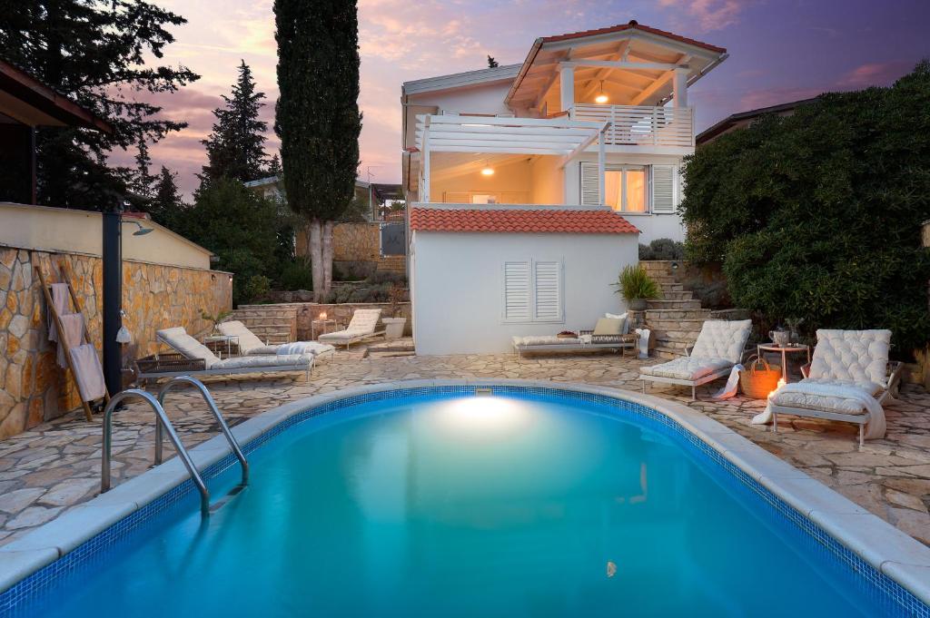 una piscina davanti a una casa di Villa Hvar with pool a Vrboska (Verbosca)