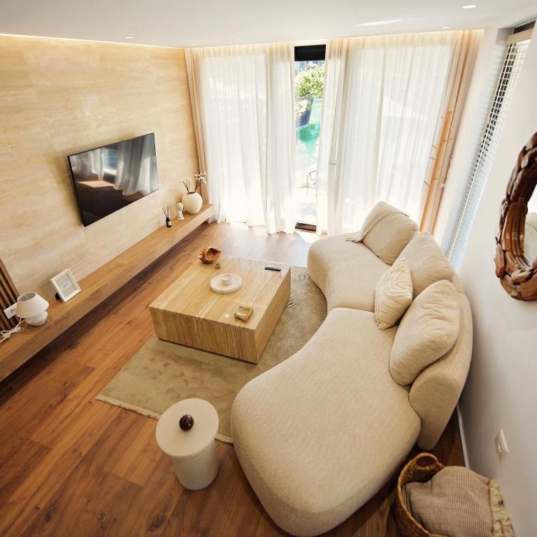 a living room with a couch and a table at Kompleksi Turistik DEA in Shkodër