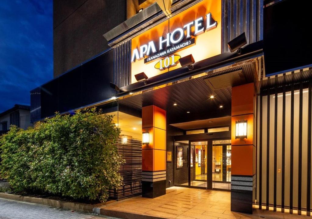 un hôtel avec un panneau à l'avant dans l'établissement APA Hotel Kanazawa Katamachi, à Kanazawa