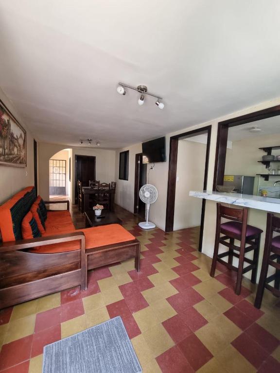 ein Wohnzimmer mit einem Sofa und einem Tisch in der Unterkunft El Rinconcito de la Antigua in Antigua Guatemala