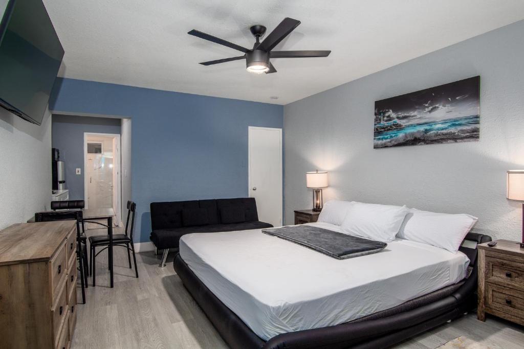 una camera con letto e ventilatore a soffitto di Pousada suites a Hollywood