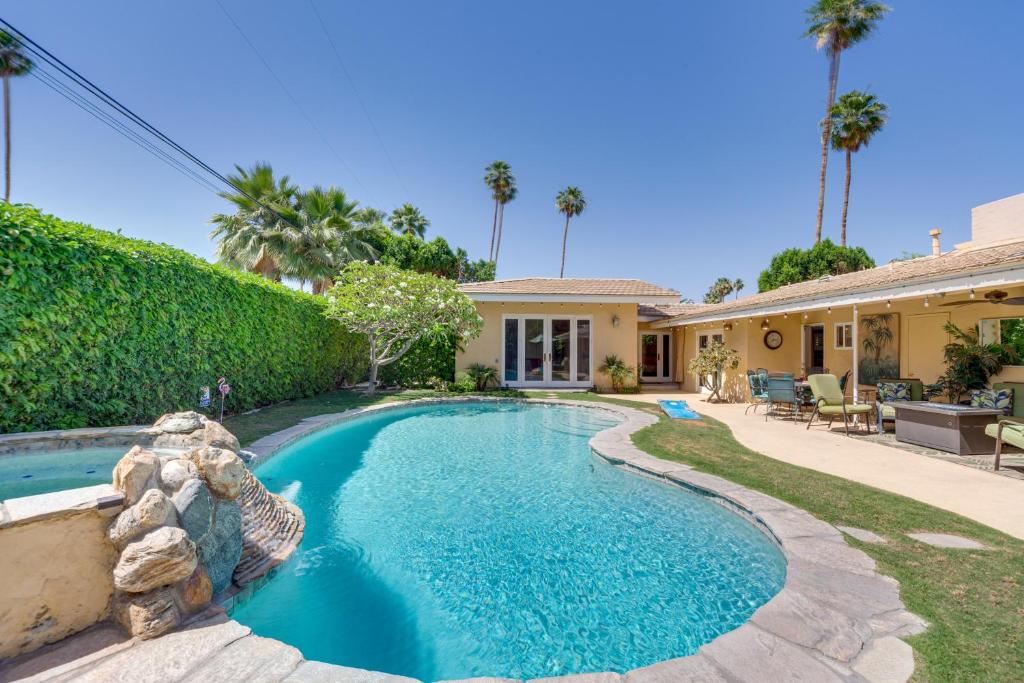 una piscina en el patio trasero de una casa en Palm Springs Home Patio, Pool and Mountain Views! en Palm Springs