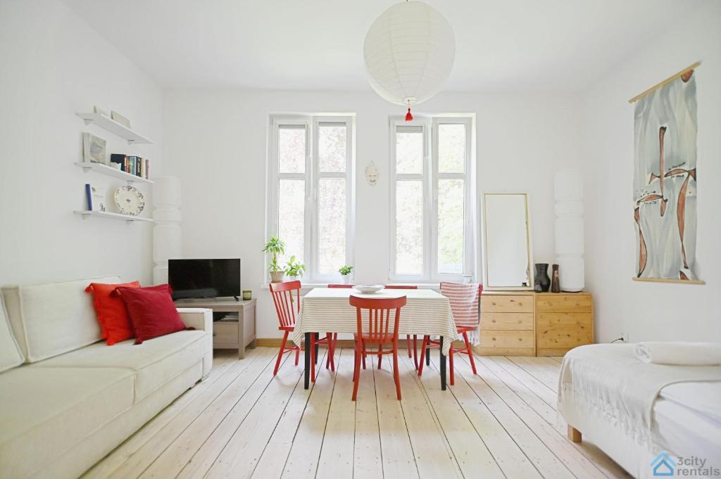 Televízia a/alebo spoločenská miestnosť v ubytovaní Atelier Herbst by Noclegi Renters