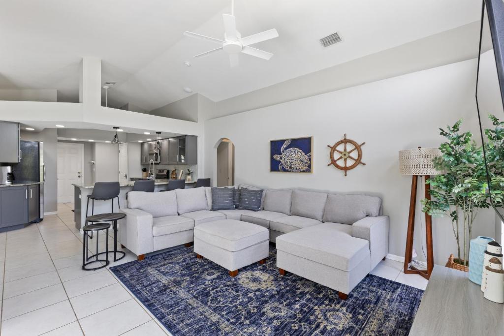 Χώρος καθιστικού στο Villa Papaya in St James city !