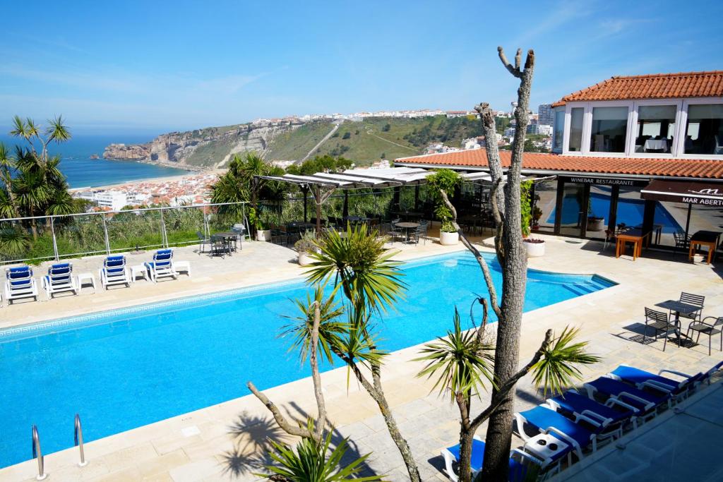 una piscina con vistas al océano en Miramar Hotel Spa & Apartments, en Nazaré