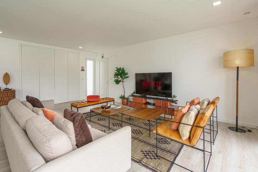 un salon avec un canapé et une table dans l'établissement Villa Mauricio, à Mariquiteira