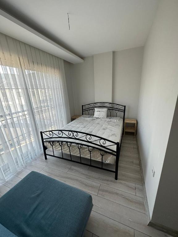 Postel nebo postele na pokoji v ubytování Karaburun Mordoğanda Havuzlu & Bahçeli Lüx Villa