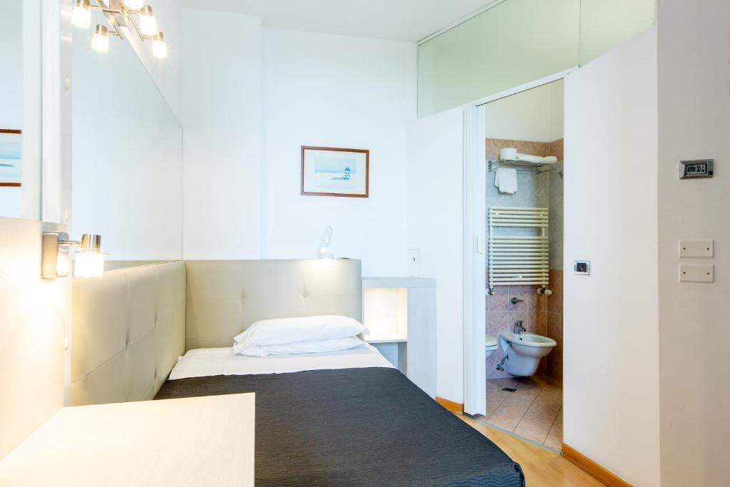 Postel nebo postele na pokoji v ubytování Hotel Baltic Riccione-Fronte Mare