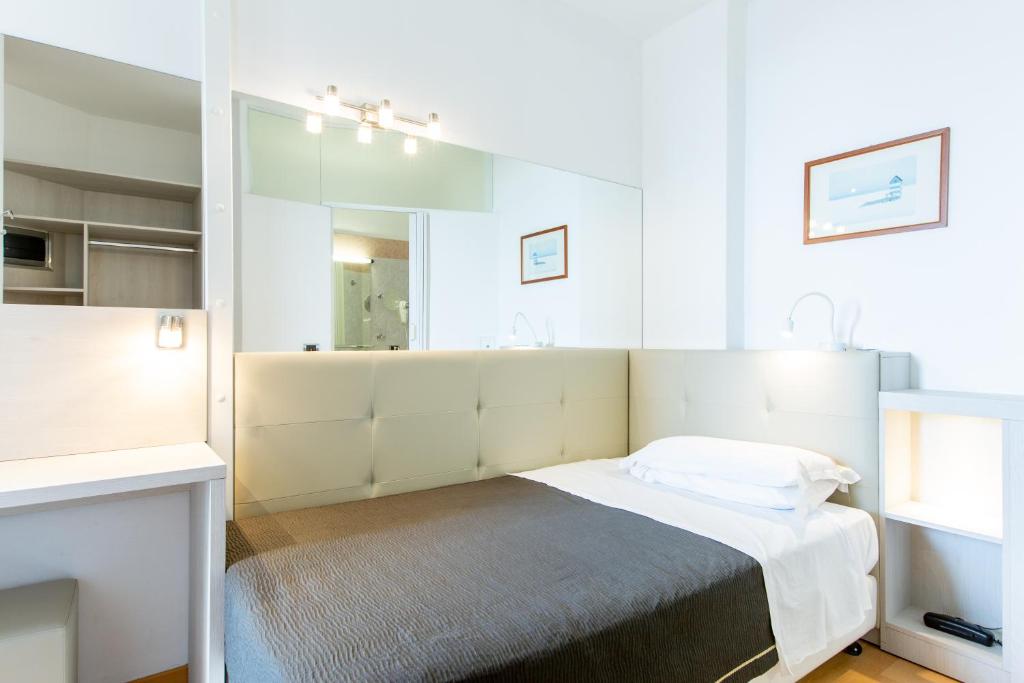 Postel nebo postele na pokoji v ubytování Hotel Baltic Riccione-Fronte Mare