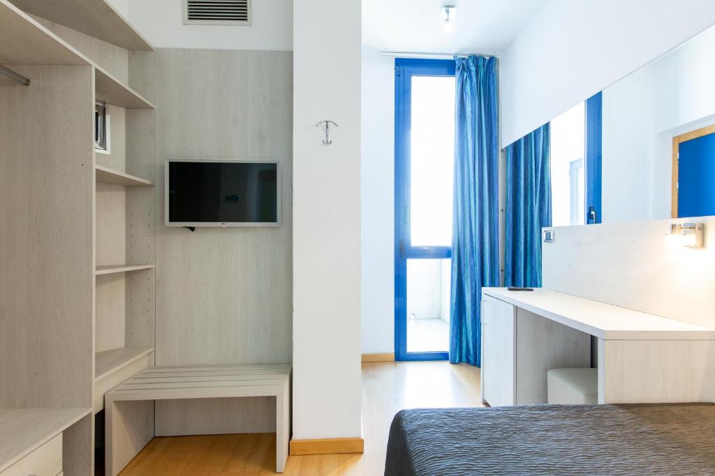 TV a/nebo společenská místnost v ubytování Hotel Baltic Riccione-Fronte Mare