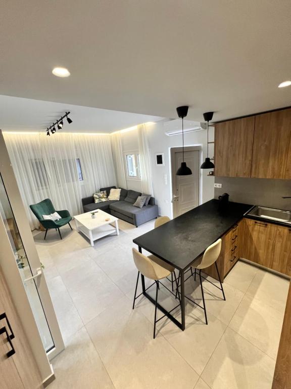 uma cozinha e sala de estar com mesa e cadeiras em Open Beyond em Heraklion