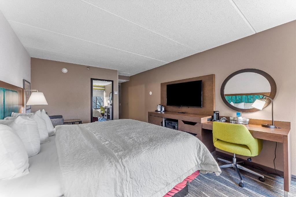 Hampton Inn Cleveland-Westlake photo