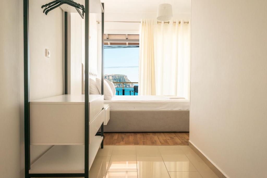 - une chambre avec un lit et une fenêtre dans l'établissement Ionio Rooms, à Himarë